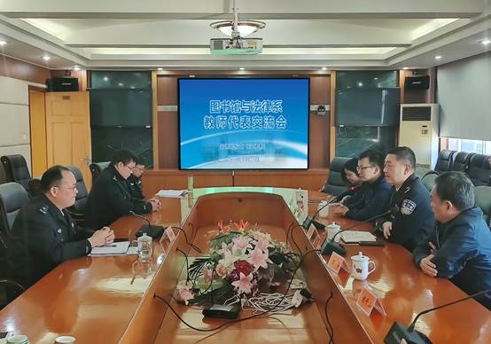 图片包含 游戏机, 房间, 男人, 桌子 描述已自动生成
